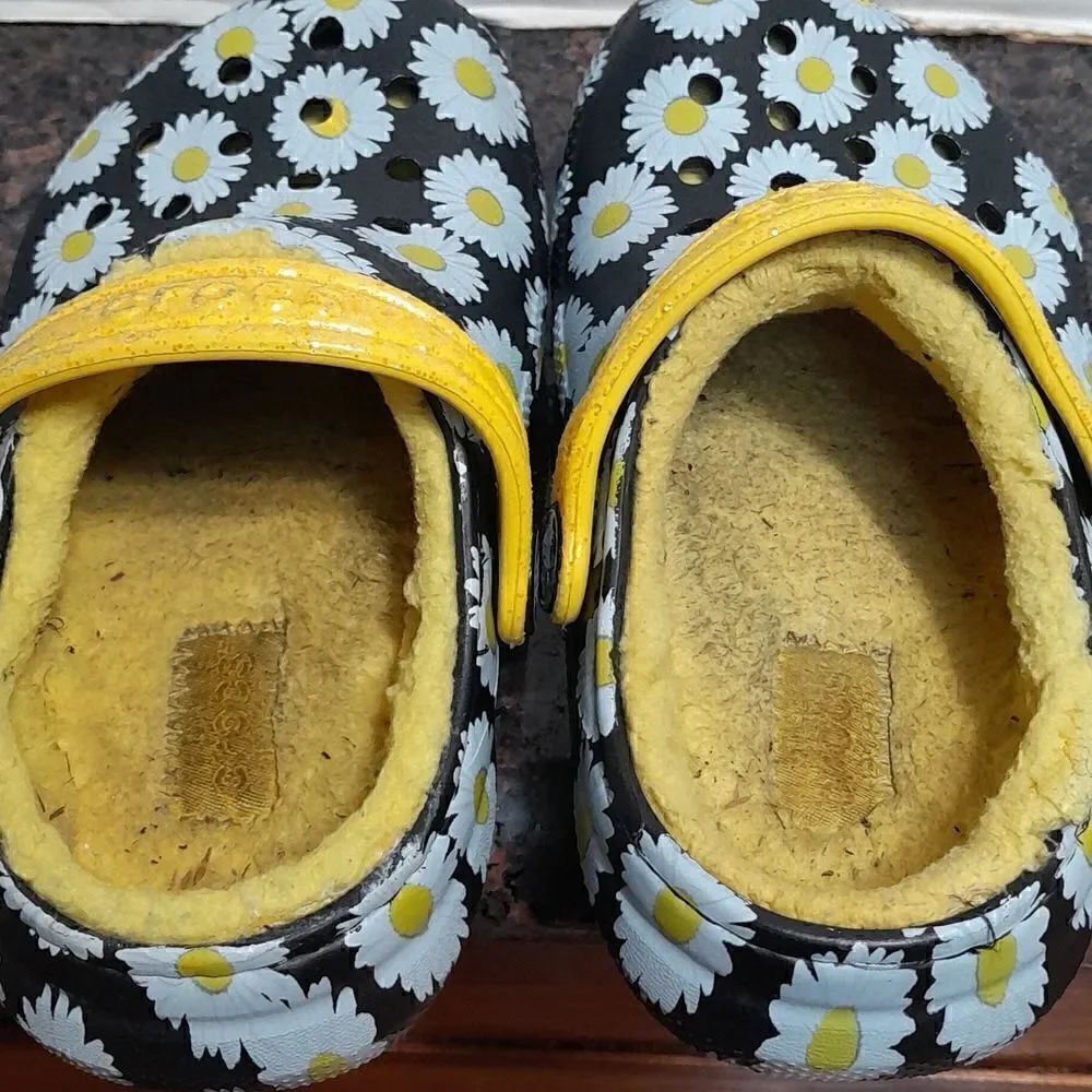 Girls Crocs Daisy Clogs..Size 6 - Picture 3 of 7